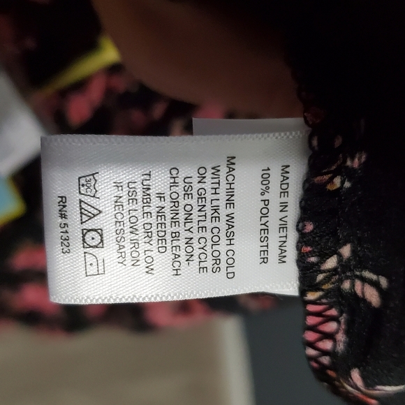 NWT CeCe Blouse Puffy Sleeves Flowy Peplum Black Pink Flowers - Picture 10 of 10